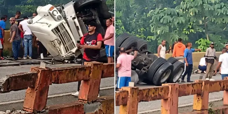 Dos heridos tras vuelco de camión en el puente del río Maimón