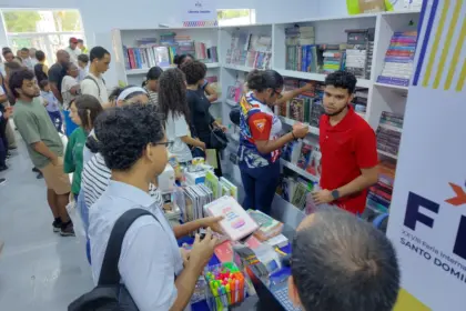 Jóvenes muestran gran interés por el nuevo Código Penal en la Feria del Libro