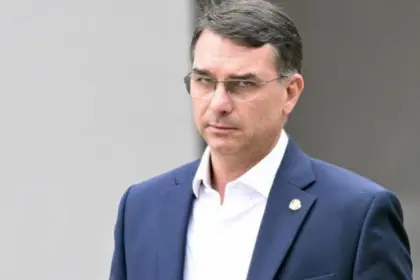 Flávio Bolsonaro lidera resultados iniciales en elecciones presidenciales de Brasil
