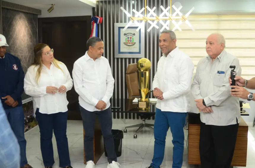 Gigantes del Cibao reciben trofeo de campeón LNB en SFM