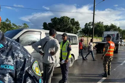 Piden alerta migratoria permanente en el transporte público dominicano