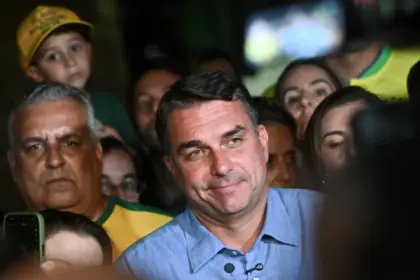 Flávio Bolsonaro celebra victoria de la derecha en el Congreso brasileño