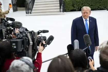 Casa Blanca mantiene veto a medios de prensa ante disputa judicial