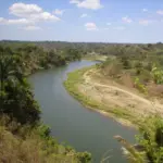 Buscan joven desaparecida tras ser arrastrada por el río Haina