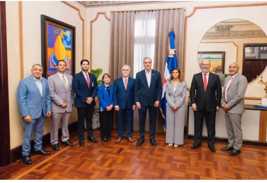 Abinader y ADORA coordinan celebración del centenario de la radio dominicana
