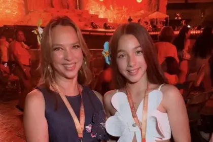 Adamari López responde a críticas por el look de su hija en concierto de Karol G
