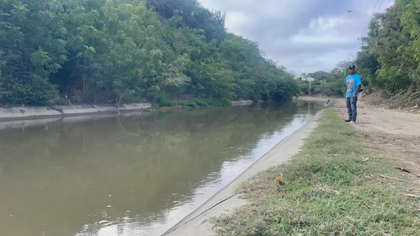 Intensa búsqueda de hombre desaparecido en canal de riego de Santiago Oeste
