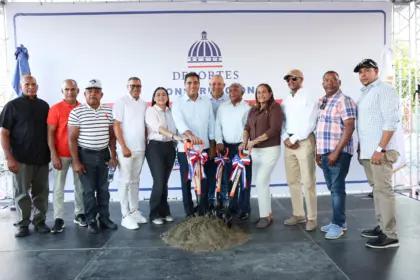 Kelvin Cruz inicia construcción del nuevo techado multiuso en Hostos