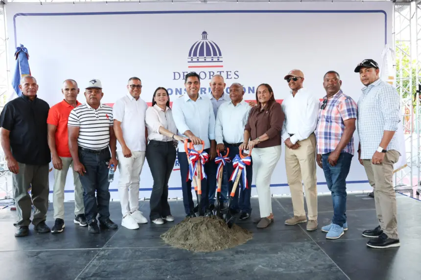 Kelvin Cruz inicia construcción del nuevo techado multiuso en Hostos