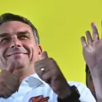 Flávio Bolsonaro lidera primera encuesta electoral frente a Lula en Brasil