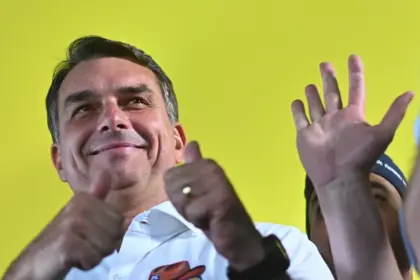 Flávio Bolsonaro lidera primera encuesta electoral frente a Lula en Brasil