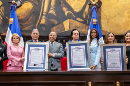 Diputados honran trayectoria de Niní Cáffaro, Leonel Lirio y Janina Rosado