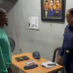 Joven se entrega a la Policía por escopeta empeñada en Bayaguana