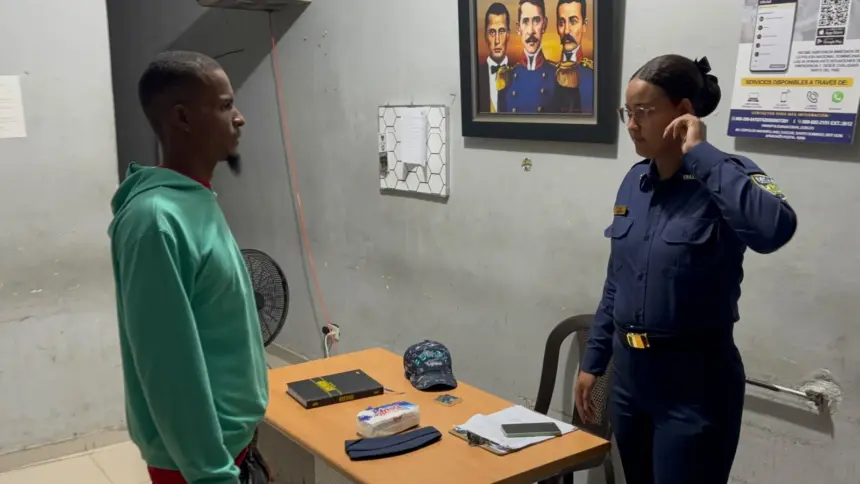 Joven se entrega a la Policía por escopeta empeñada en Bayaguana