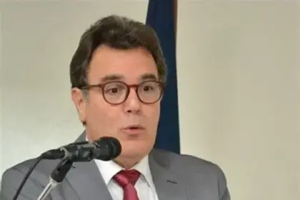 Nuevo Código Penal: Claves sobre penas y responsabilidad empresarial El nuevo Código Penal llega con transformaciones profundas en el sistema judicial, elevando las penas de prisión hasta 40 años y estableciendo un cúmulo de sanciones que puede alcanzar los 60 años. Esta normativa moderniza la justicia dominicana al tipificar más de 70 nuevos delitos, incluyendo el feminicidio, el sicariato, el ciberacoso y diversos esquemas de estafa informática y piramidal. Uno de los pilares de esta reforma es la responsabilidad penal de las personas jurídicas. Las empresas ahora responden por los actos de sus representantes y subordinados, enfrentando multas severas, clausuras o incluso la disolución legal. Para mitigar riesgos, el cumplimiento normativo o compliance se vuelve obligatorio: las organizaciones deben implementar programas de prevención eficaces, con controles internos, canales de denuncia y oficiales de cumplimiento, bajo pena de enfrentar sanciones económicas que pueden llegar a los 1,500 salarios mínimos. El texto endurece además el combate contra la corrupción administrativa y el tráfico de influencias, inhabilitando a los condenados para ocupar cargos públicos. Asimismo, se establecen reglas claras sobre la bancarrota, la intermediación financiera no autorizada y los conflictos de intereses para exreguladores. En definitiva, este nuevo instrumento legal redefine el estándar de gobernanza corporativa, exigiendo una supervisión rigurosa donde la diligencia y la transparencia son la única vía para evitar la responsabilidad penal.