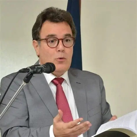 Nuevo Código Penal: Claves sobre penas y responsabilidad empresarial El nuevo Código Penal llega con transformaciones profundas en el sistema judicial, elevando las penas de prisión hasta 40 años y estableciendo un cúmulo de sanciones que puede alcanzar los 60 años. Esta normativa moderniza la justicia dominicana al tipificar más de 70 nuevos delitos, incluyendo el feminicidio, el sicariato, el ciberacoso y diversos esquemas de estafa informática y piramidal. Uno de los pilares de esta reforma es la responsabilidad penal de las personas jurídicas. Las empresas ahora responden por los actos de sus representantes y subordinados, enfrentando multas severas, clausuras o incluso la disolución legal. Para mitigar riesgos, el cumplimiento normativo o compliance se vuelve obligatorio: las organizaciones deben implementar programas de prevención eficaces, con controles internos, canales de denuncia y oficiales de cumplimiento, bajo pena de enfrentar sanciones económicas que pueden llegar a los 1,500 salarios mínimos. El texto endurece además el combate contra la corrupción administrativa y el tráfico de influencias, inhabilitando a los condenados para ocupar cargos públicos. Asimismo, se establecen reglas claras sobre la bancarrota, la intermediación financiera no autorizada y los conflictos de intereses para exreguladores. En definitiva, este nuevo instrumento legal redefine el estándar de gobernanza corporativa, exigiendo una supervisión rigurosa donde la diligencia y la transparencia son la única vía para evitar la responsabilidad penal.