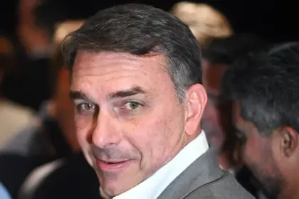 Flávio Bolsonaro exige la renuncia de Alexandre de Moraes en Brasil
