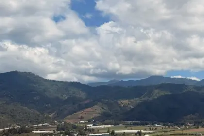 Jarabacoa y Constanza lideran el auge del turismo de montaña en RD El turismo de montaña en la República Dominicana vive su mejor momento. Tras la pandemia, Jarabacoa y Constanza se han consolidado como destinos predilectos, desplazando el enfoque tradicional de sol y playa hacia experiencias de aventura, naturaleza y agroturismo. Jarabacoa destaca como la capital de la adrenalina. Actividades como el parapente, rafting, senderismo y canyoning han registrado un crecimiento exponencial, con operadores que hoy reciben hasta 800 personas al mes. Este flujo constante ha dinamizado la economía local, impulsando la creación de empleos, la expansión de la infraestructura hotelera y una mayor demanda en el sector servicios, desde restaurantes hasta pequeños comercios. Por su parte, Constanza ha capitalizado su encanto rural y agrícola. Más allá de sus imponentes paisajes montañosos, como Valle Nuevo y Aguas Blancas, el municipio ofrece una ruta agrícola única que permite a los visitantes conocer invernaderos y cultivos de fresas y vegetales. Este modelo, que combina la producción local con el turismo, atrae a cientos de personas diariamente, especialmente durante la temporada invernal. El éxito de ambos destinos ha generado un efecto multiplicador en la economía dominicana. Sin embargo, este crecimiento acelerado plantea retos significativos. Tanto autoridades como operadores turísticos coinciden en que la sostenibilidad es la clave del futuro. La gestión de residuos, el control del tráfico y la preservación de los recursos naturales son ahora prioridades para garantizar que estas montañas sigan siendo un activo turístico competitivo y bien valorado por visitantes nacionales y extranjeros.