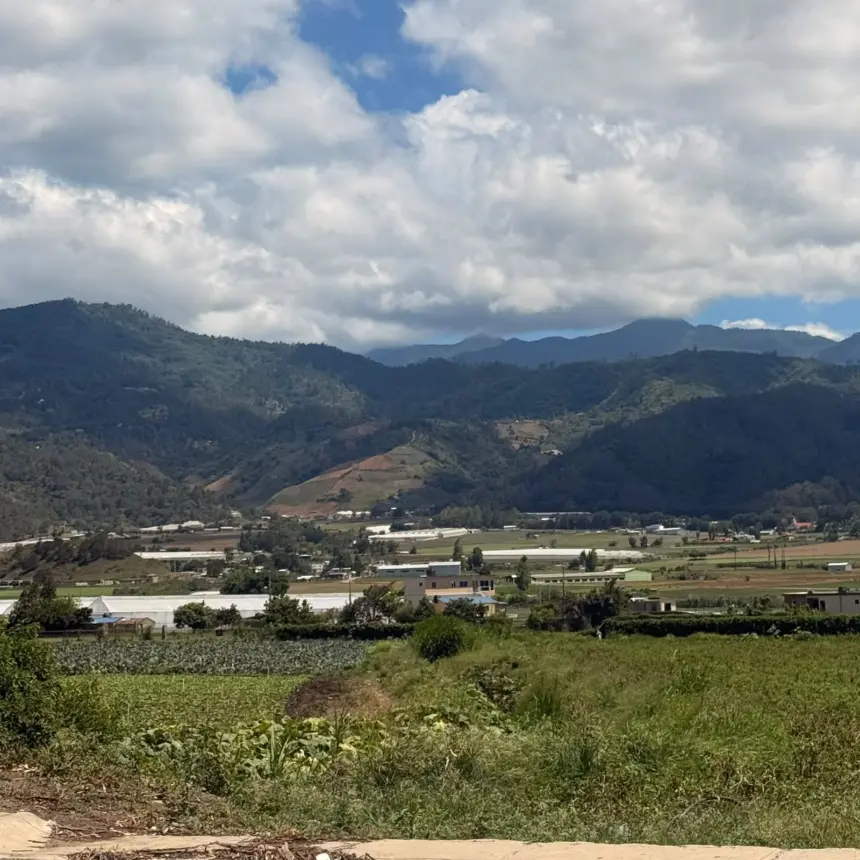 Jarabacoa y Constanza lideran el auge del turismo de montaña en RD El turismo de montaña en la República Dominicana vive su mejor momento. Tras la pandemia, Jarabacoa y Constanza se han consolidado como destinos predilectos, desplazando el enfoque tradicional de sol y playa hacia experiencias de aventura, naturaleza y agroturismo. Jarabacoa destaca como la capital de la adrenalina. Actividades como el parapente, rafting, senderismo y canyoning han registrado un crecimiento exponencial, con operadores que hoy reciben hasta 800 personas al mes. Este flujo constante ha dinamizado la economía local, impulsando la creación de empleos, la expansión de la infraestructura hotelera y una mayor demanda en el sector servicios, desde restaurantes hasta pequeños comercios. Por su parte, Constanza ha capitalizado su encanto rural y agrícola. Más allá de sus imponentes paisajes montañosos, como Valle Nuevo y Aguas Blancas, el municipio ofrece una ruta agrícola única que permite a los visitantes conocer invernaderos y cultivos de fresas y vegetales. Este modelo, que combina la producción local con el turismo, atrae a cientos de personas diariamente, especialmente durante la temporada invernal. El éxito de ambos destinos ha generado un efecto multiplicador en la economía dominicana. Sin embargo, este crecimiento acelerado plantea retos significativos. Tanto autoridades como operadores turísticos coinciden en que la sostenibilidad es la clave del futuro. La gestión de residuos, el control del tráfico y la preservación de los recursos naturales son ahora prioridades para garantizar que estas montañas sigan siendo un activo turístico competitivo y bien valorado por visitantes nacionales y extranjeros.