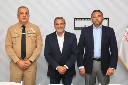 Comisionado de Béisbol y Migración agilizan procesos para prospectos