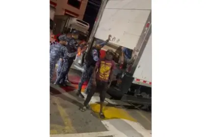 Detienen camión con 44 haitianos indocumentados en Villa Tapia