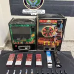 Policía incauta mercancía ilegal y máquinas tragamonedas en La Vega