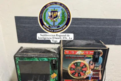 Policía incauta mercancía ilegal y máquinas tragamonedas en La Vega
