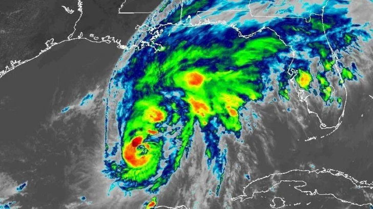 Huracán Isaías categoría 2 toca tierra en Florida con fuertes vientos
