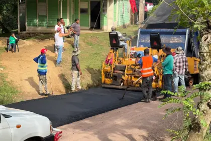 Inician asfaltado en El Chacaro tras 45 años de espera en Monte Plata