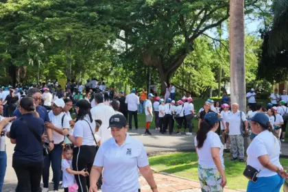 David Ortiz lidera caminata por la salud mental en Jardín Botánico
