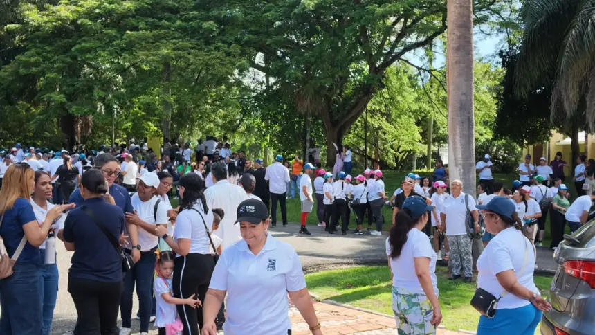 David Ortiz lidera caminata por la salud mental en Jardín Botánico