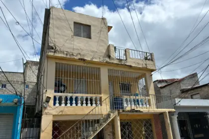 Tragedia en Los Mina: Mujer muere a manos de su expareja frente a sus hijos