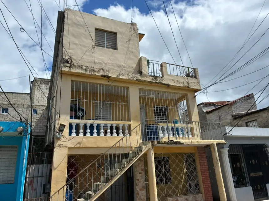 Tragedia en Los Mina: Mujer muere a manos de su expareja frente a sus hijos