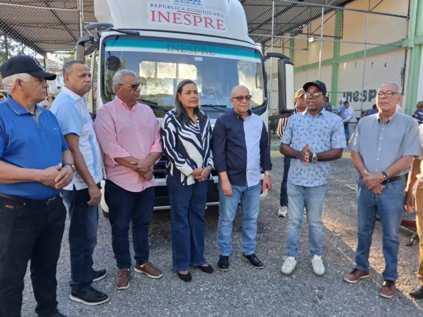 Inespre refuerza venta de alimentos a precios justos en Azua con camión