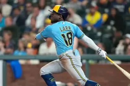 Cerveceros dominan a Dodgers en el inicio de la SCLN con Luis Lara
