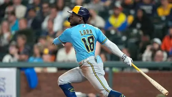 Cerveceros dominan a Dodgers en el inicio de la SCLN con Luis Lara