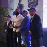 Mel Rojas Jr. recibe el primer Premio Manny Mota de los Tigres del Licey