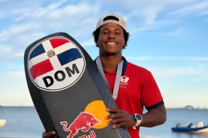 Deury Corniel conquista plata en el Surfari Mar Menor de España