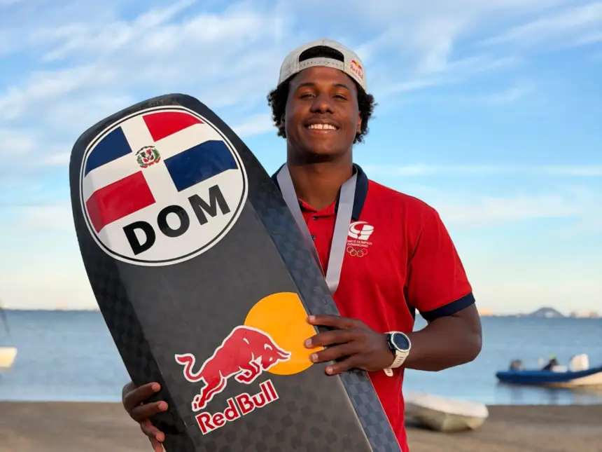 Deury Corniel conquista plata en el Surfari Mar Menor de España
