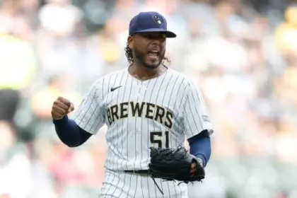 Freddy Peralta busca igualar la serie de los Rays ante los Guardianes