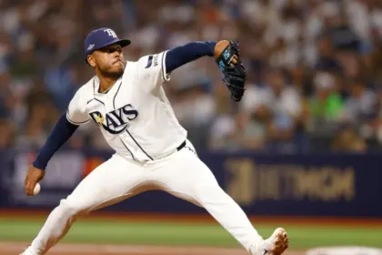 Freddy Peralta guía triunfo de Rays y empatan Serie de Campeonato AL