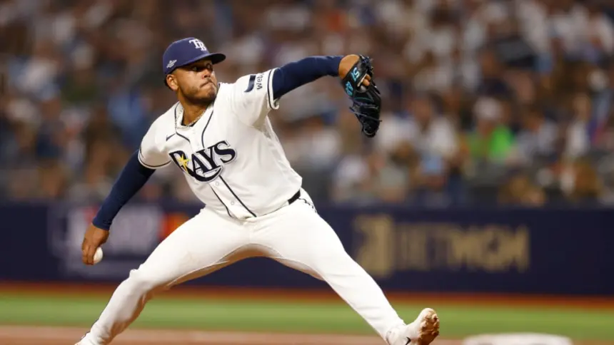Freddy Peralta guía triunfo de Rays y empatan Serie de Campeonato AL