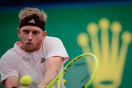 Davidovich avanza a semifinales del Masters 1000 de Shanghái tras retiro