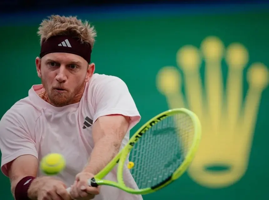 Davidovich avanza a semifinales del Masters 1000 de Shanghái tras retiro