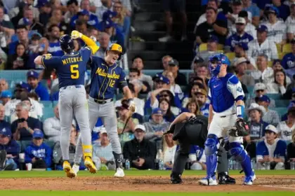 Cerveceros barren a Dodgers y regresan a la Serie Mundial tras 44 años
