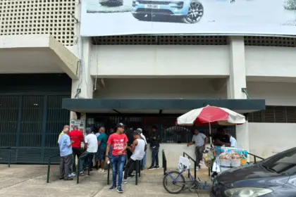 Fanáticos abarrotan el Quisqueya por boletas del juego inaugural LIDOM