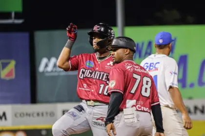 Jefferson Rojas guía paliza de Gigantes sobre Tigres del Licey en LIDOM