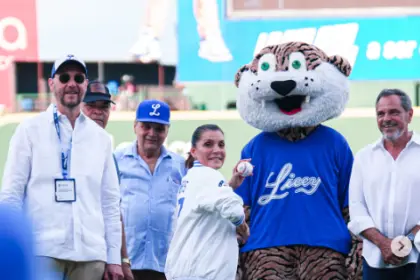 Embajadora de EE. UU. realiza lanzamiento de honor en el Licey