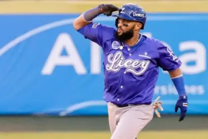 Emilio Bonifacio hace historia y lidera carreras anotadas del Licey