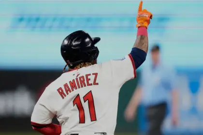 José Ramírez extiende a 18 su histórica racha en playoffs de MLB